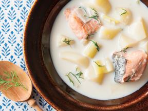 鮭とジンジャーミルクのハーブスープ